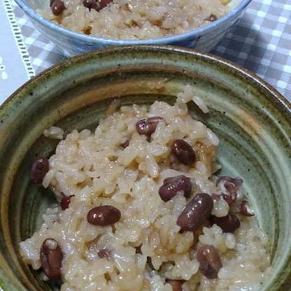 おはようございます。お赤飯を良く作るので小豆を炊いています。冷凍した事は無かったのでとても便利ですね。